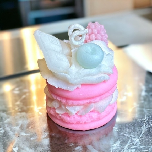 ⚠️SALE Candle // Handmade Hot Pink Life-size Macaroon Candle SEND OFFERS - Picture 3 of 4